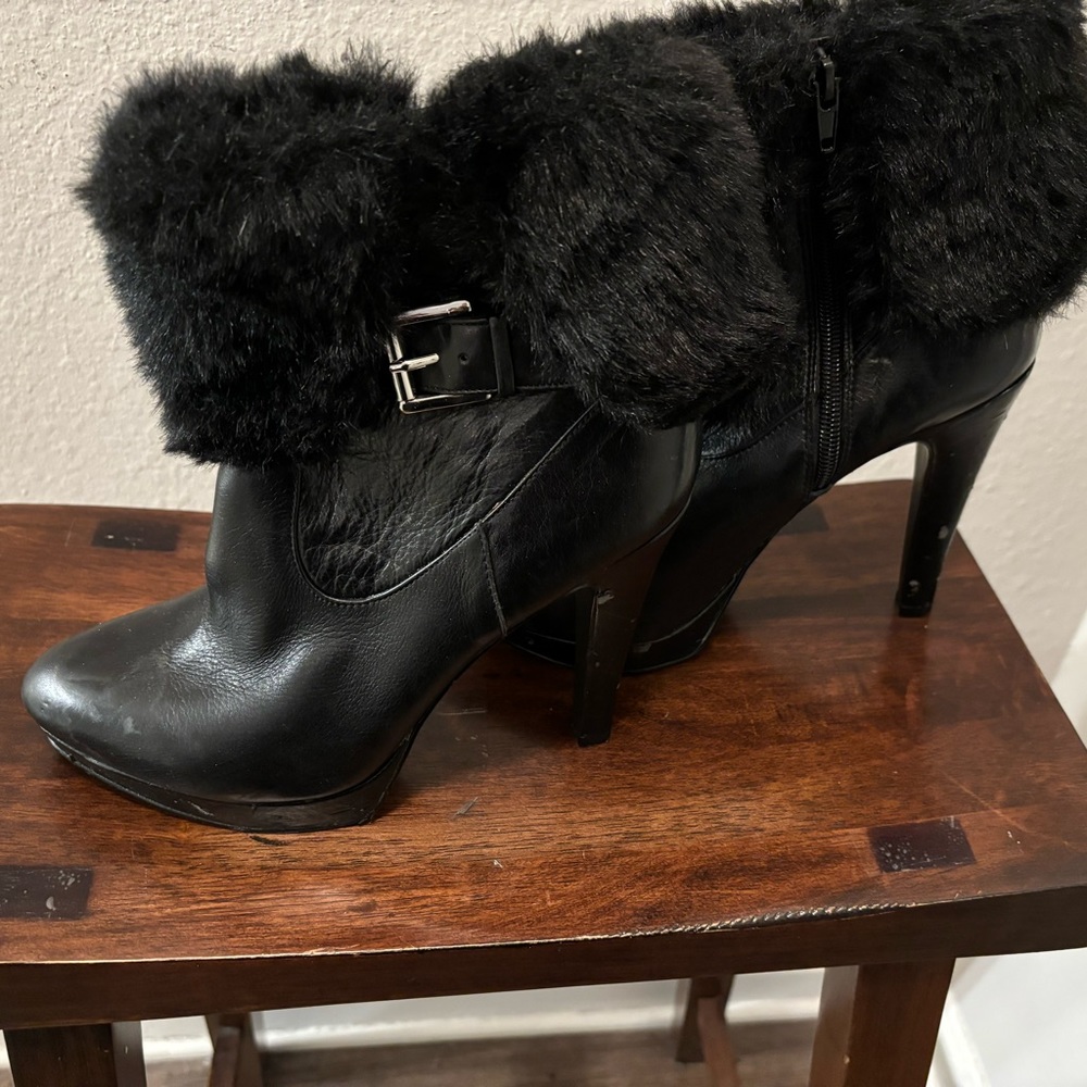Women, leather ankle boots. Leather Scathes on the Heel